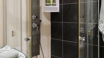 Sèche-cheveux, serviettes fournies, savon, shampoing