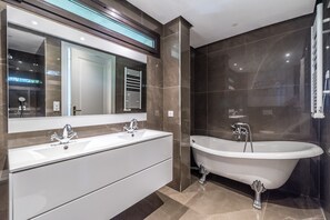 Shower, hair dryer, towels, shampoo