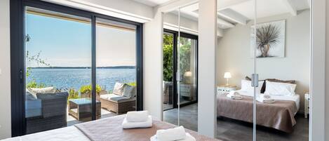 2 makuuhuonetta, tallelokero huoneessa, silitysrauta/-lauta