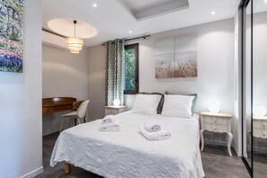 2 bedrooms, in-room safe, iron/ironing board, free WiFi