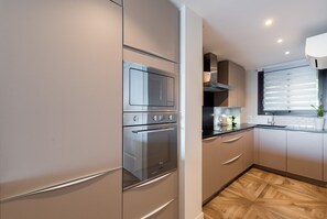 Kühlschrank, Mikrowelle, Ofen, Herdplatte