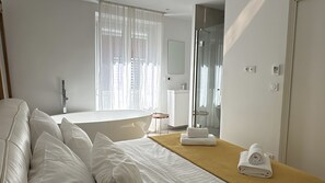 2 chambres, coffres-forts dans les chambres, fer et planche à repasser