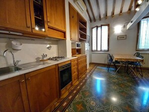 Fridge, microwave, oven, stovetop - Ramaglianti Loft - Studio Apartment, Sleeps 2 (Firenze)