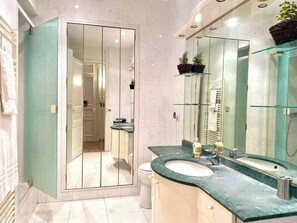 Regadera, secadora de cabello, toallas 