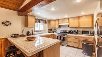 Casa familiar, 3 habitaciones, patio, vistas a la montaña | Cocina privada | Frigorífico, microondas, horno y placa de cocina