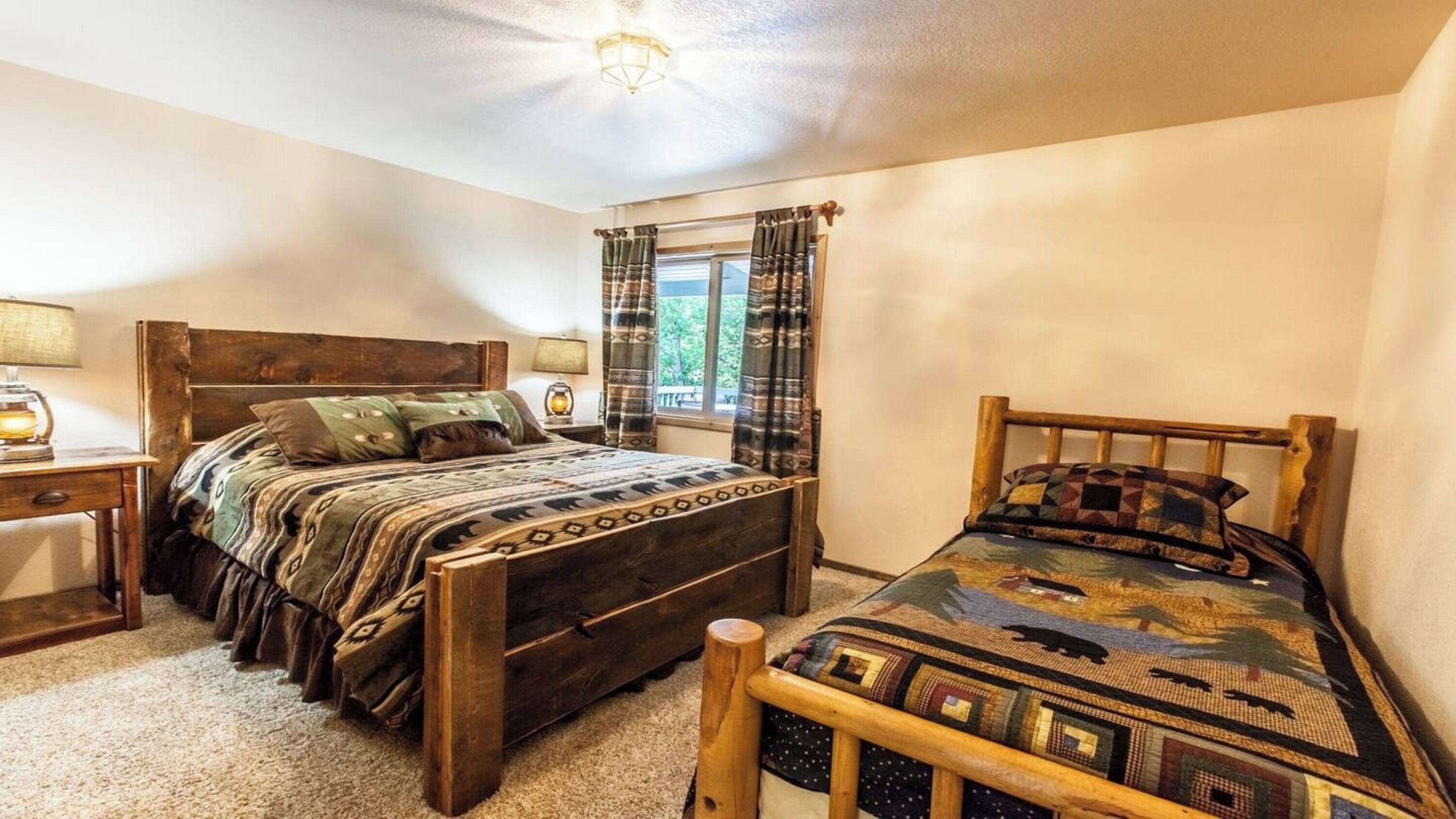 Une chambre à coucher avec un lit en bois, une table de chevet, une lampe et une fenêtre avec des rideaux.