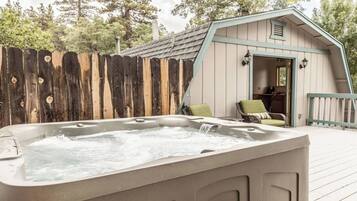 Family House, 3 Bedrooms, Patio, Mountain View | Private spa tub