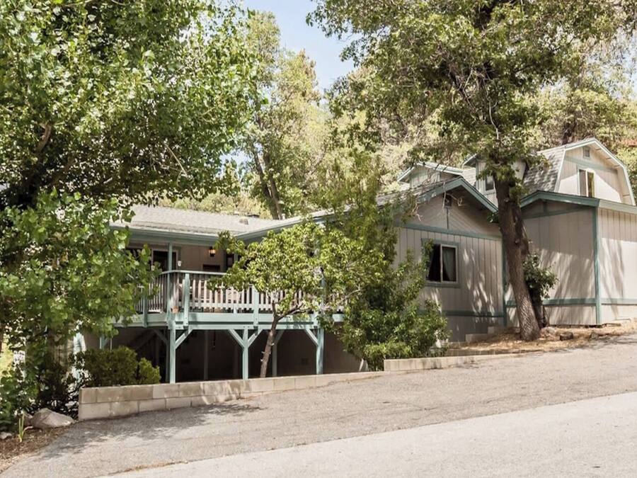 Ein zweistöckiges Haus mit Veranda und Garage.