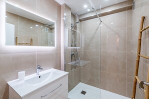 Shower, hair dryer, towels