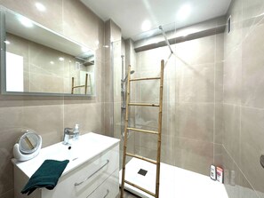 Shower, hair dryer, towels