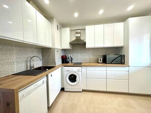 Fridge, microwave, stovetop, dishwasher