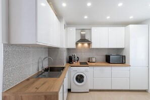Réfrigérateur, micro-ondes, plaque de cuisson, lave-vaisselle