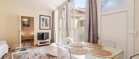 2 makuuhuonetta, silitysrauta/-lauta, ilmainen Wi-Fi, vuodevaatteet