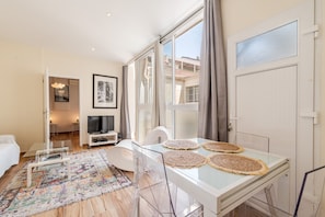 2 bedrooms, iron/ironing board, WiFi, bed sheets - CHARLOTTE By Terrys Homes (Cannes)