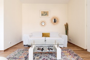 TV - CHARLOTTE By Terrys Homes (Cannes)