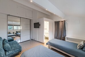 4 bedrooms, iron/ironing board, free WiFi, bed sheets