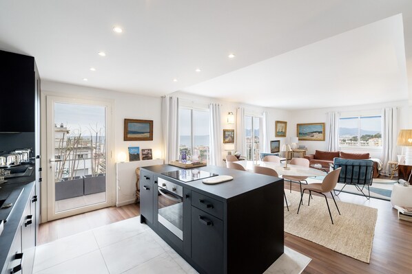 Kühlschrank, Mikrowelle, Ofen, Geschirrspüler