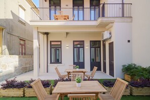 Apartamento | Restaurante al aire libre