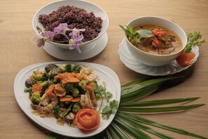 Alimentos y bebidas