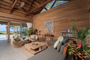 Téléviseur connecté, lecteur de DVD, livres