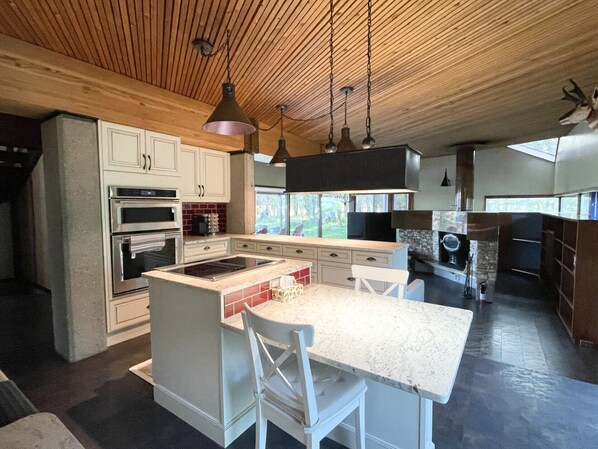 Geladeira, micro-ondas, fogão, cooktop