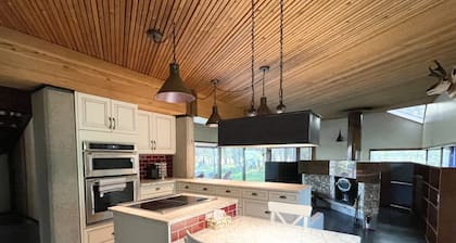 THE FARM - LAKE FRONT, MOUNTAIN VIEW, NEAR WATERTON LAKE