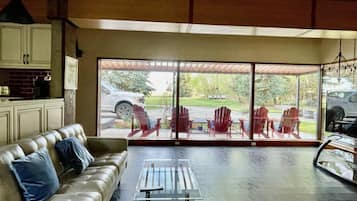 Smart TV, chimenea y libros