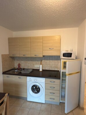 Microwave, stovetop, dishwasher, coffee/tea maker