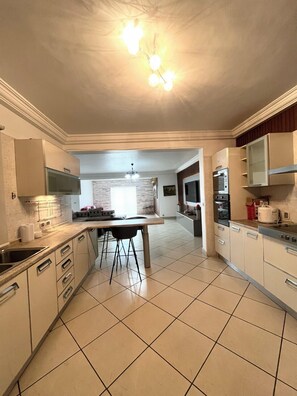 Classic Apartment, Pool View | Private kitchen - Villagio  (Accra)