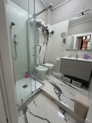 Douche, sĂšche-cheveux, bidet, serviettes fournies