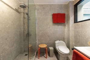 Serviettes fournies, papier toilette