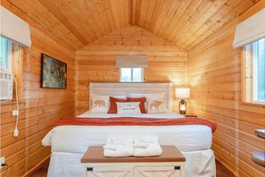 3 bedrooms, free WiFi, bed sheets - Pirates Cove | Glamping-Style Escape with Dock, Cabins & River Access (Orondo)