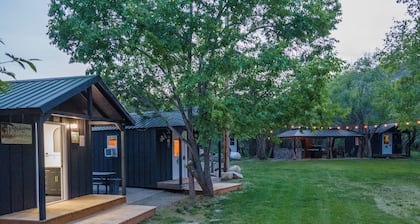 Cozy King Cabin Retreat at Pirates Cove | River Access + Bathhouse