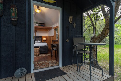 Cozy Queen Cabin Retreat at Pirates Cove | River Access + Bathhouse