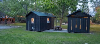 Cozy Queen Cabin Retreat at Pirates Cove | River Access + Bathhouse