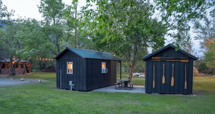 Cozy Queen Cabin Retreat at Pirates Cove | River Access + Bathhouse