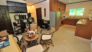 Vila, 3 quartos, para fumantes, piscina particular | Sala de jantar