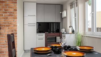 Apartment, Balcony, City View (94) | Private kitchen | Fridge, stovetop, electric kettle, cookware/dishes/utensils