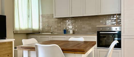 Kühlschrank, Geschirrspüler