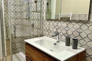 Douche, bidet, serviettes fournies