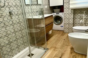 Shower, bidet, towels - P015 - Porto Recanati, new three-room apartment in the center 30m from the sea (Porto Recanati)