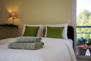 3 chambres, coffres-forts dans les chambres, fer et planche à repasser