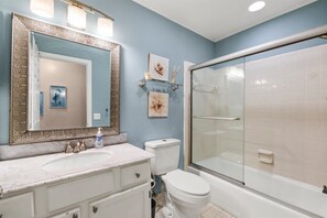 Een haardroger, handdoeken, zeep, toiletpapier