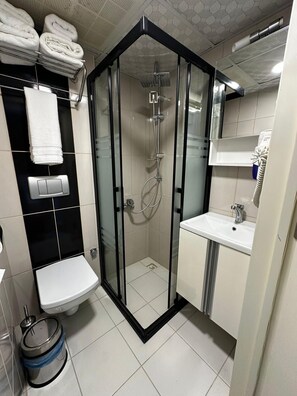 Ducha, secador de pelo, toallas y jabón