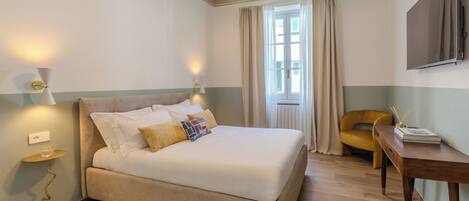 Quarto triplo superior | Cofres nos quartos, Wi-Fi de cortesia