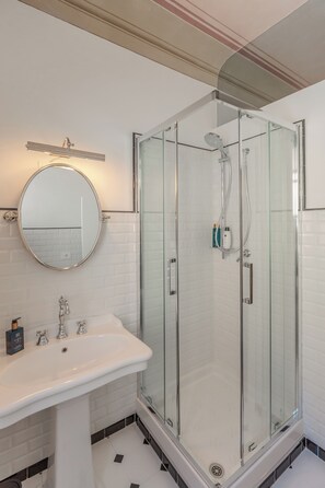 Superior Triple Room | Bathroom - B&B Stanze Guelfe (Florence)
