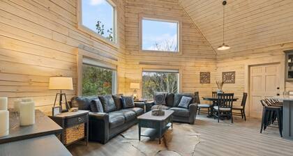 Lux Getaway by Center Hill Lake - Hot Tub - 3BD/3BA + Bunk Room