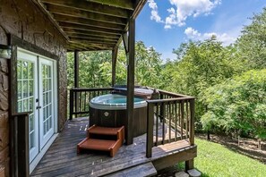 Terrace/patio - Lux Getaway by Center Hill Lake - Hot Tub - 3BD/3BA + Bunk Room (Smithville)