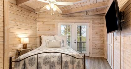 Lux Getaway by Center Hill Lake - Hot Tub - 3BD/3BA + Bunk Room