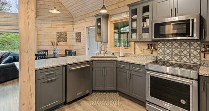 Lux Getaway by Center Hill Lake - Hot Tub - 3BD/3BA + Bunk Room